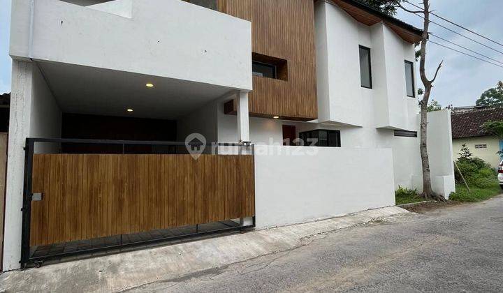 Rumah Baru Mewah 2 Lantai Modern Kekinian Di Dekat Candi Sambisari Purwomartani Sleman

 9