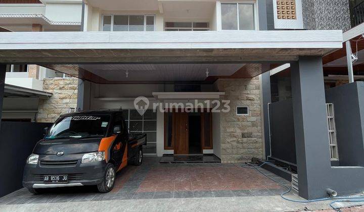 Termurah 2 Lantairumah Mewah 2 Lantai Modern - Harga Murah Banget Di Jalan Kaliurang Km. 13 Ngemplak Slemanharga: 925 Juta [ Nego ]----------------------------------------legalitas: Shm Pbgspesifikasi : -------------------- Luas Tanah 9m²- Luas Bangunan 1 1