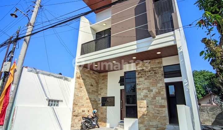 Rumah Mewah Jl. Kaliurang Km 7 — 4 Kamar, Lokasi Strategis, Dekat Ke Ugm!.rumah Mewah Dengan Lokasi Strategis Di Jl. Kaliurang Km 7 Ini Siap Jadi Pilihan Ideal Untuk Keluarga Yang Mendambakan Hunian Luas, Nyaman, Dan Dekat Ke Pusat Kota. Akses Hanya 9 Men 2