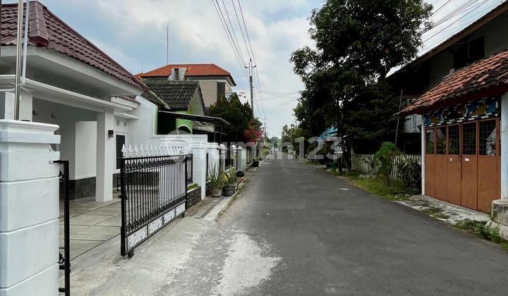 Rumah Cantik Putih Strategis Tepi Jalan Aspal Di Wedomartani Ngemplak Sleman Dekat Kampus Budi Mulia Tajem 2