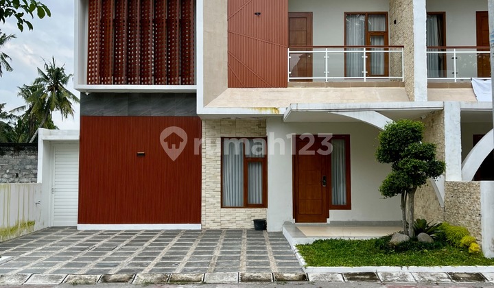 Rumah Baru Dalam Perumahan Di Jl Tajem Wedomartani Dekat Sekolah Budi Mulialuas Tanah : 110 M²luas Bangunan : 90 M²jumlah Lantai : 2kamar Tidur : 3kamar Mandi : 3ruang Tamu, Ruang Keluarga, Ruang Makandapur, Carport 2 Mobil, Tamanlingkungan Sekitar- Akses