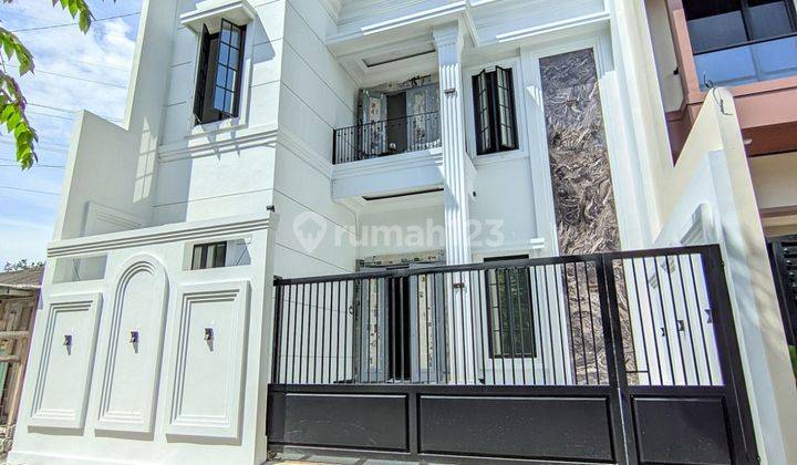 Rumah Baru Modern Klasik Super Cantik Mewah Area Premium Plemburan Jalan Kaliurang Km. 6 Dekat Ke Kampus Ugmakses Mudah Dan Dekatkawasan Premiumharga: 2.25 Milyar [ Nego ]-------------------------------------------legalitas: Shm Pbgspesifikasinya:-------- 2