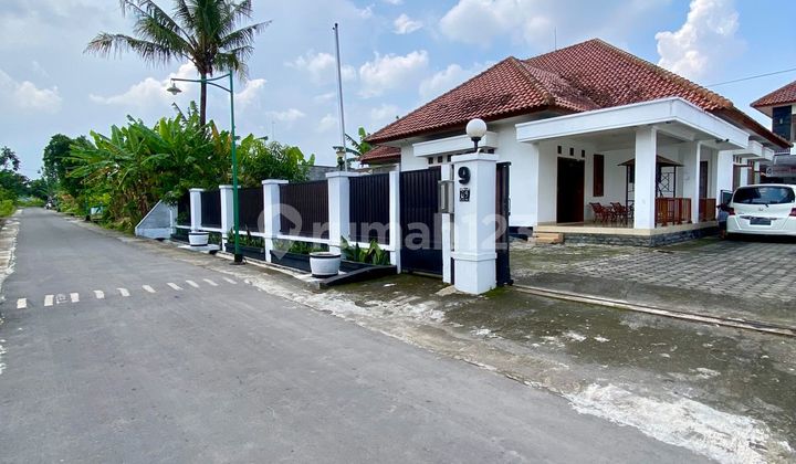 Serene Home With Spacious Land And Private Pool On Jalan Damai - Jalan Kaliurang Km8 2