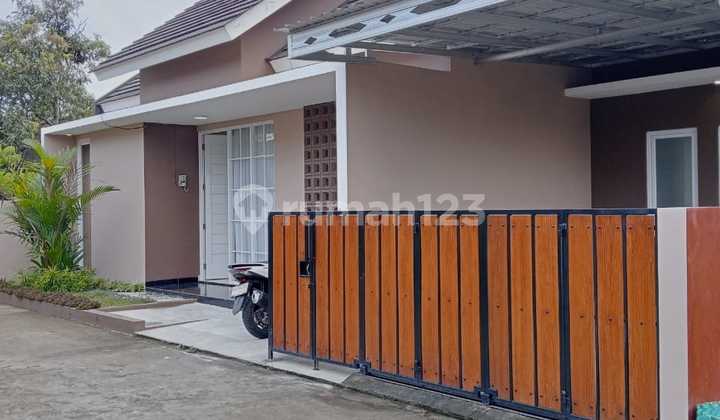 Rumah Cantik Estetik Modern - Istimewa di Purwomartani Kalasan Sleman Dekat Pemancingan Kadisoka Yogyakarta Harga: 790 Juta [ Nego ]--------------------------------------Legalitas: SHM Pbgmaghnet Kawasan:--------------------------------Dekat Spbu Kadisoka 2