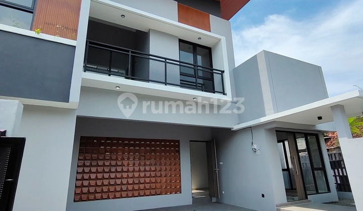 Rumah Modern Kontemporer di Tlogoadi. .