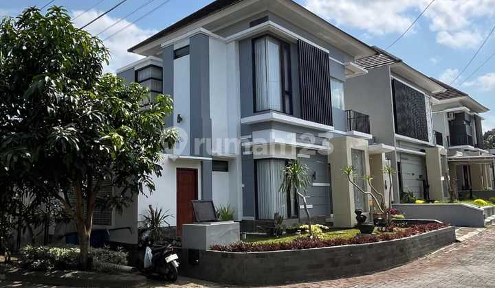 A 2-Storey Luxury House Strategically Located in an Elite Residential Complex with 24-Hour Security Near Hyatt Hotel on Palagan Street, Sleman Yogyakarta. Wide Road Access ▪️One Gate ▪️Near Hyatt Hotel, Alan 2