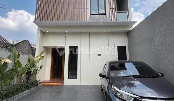 Rumah Mewah Kontemporer 2 Lantai Modern Dan Strategis Di Wedomartani Ngemplak Sleman Dekat Jogjabaylokasi Strategis Bangetakses Mudah Simpanganharga: 1.65 Milyar [ Nego ]-------------------------------------------legalitas: Shm Pbgmaghnet Kawasan:--------