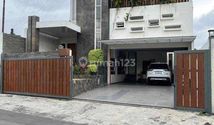 Rumah Mewah 2 Lantai Lux Strategis Dengan Tanah Luas Dekat Jalan Magelang Dan Kampus Ugmlokasi:sinduadi, Mlati, Slemanharga: 6.5 Milyar [ Nego ]-----------------------------------------legalitas: Shm Imbdalam Ringroaddekat Pusat Kota Jogjaarea Bisnis Jama 2