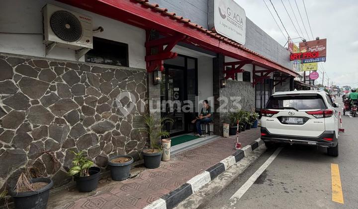 Strategic Hotel Always Full in Pasar Kembang near Tugu Station and Malioboro Complete with Management 2