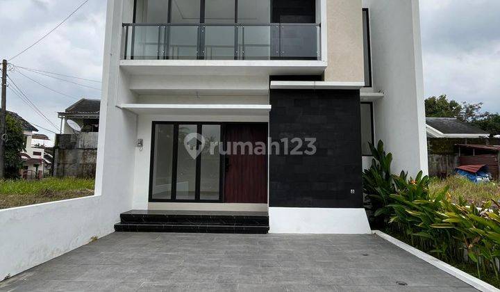 Rumah Baru Mewah 2 Lantai Kontemporer Dalam Kavlingan Di Jalan Kaliurang Km 9.5 Gentan Slemanharga: 1.575 Milyar [ Nego ]--------------------------------------------legalitas: Shm Pbglokasi Timur Pasar Gentandalam Kavlingan 8 Unitmaghnet Kawasan:--------- 1