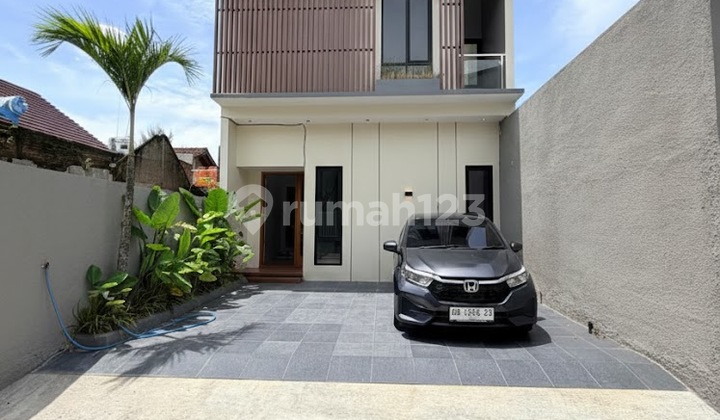 Rumah Mewah Kontemporer 2 Lantai Modern Lokasi Strategis di Wedomartani Ngemplak Sleman Dekat Jogjabay