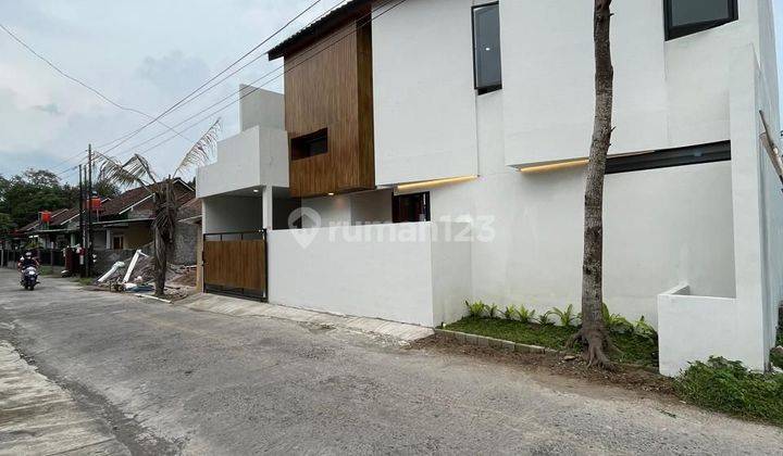 Rumah Baru Mewah 2 Lantai Modern Kekinian Di Dekat Candi Sambisari Purwomartani Sleman

 5