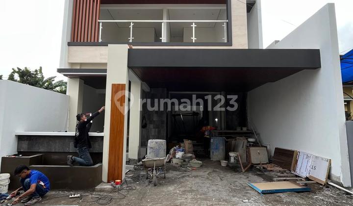 Rumah Baru Mewah Kontemporer Modern 2 Lantai Dengan Kolam Renang Di Jalan Palagan Km 1 Dekat Kampus Ugm Harga: 2.750.000.000-----------------------------------legalitas: Shm Pbgmaghnet Kawasan:--------------------------------dekat Kampus Ugmdekat Rs. Sarj