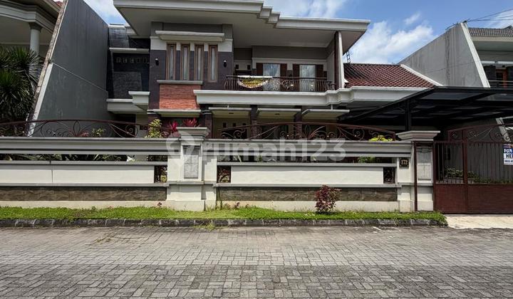 Di Kawasan Premium‼️Rumah Mewah 2 Lantai dengan Tanah Luas Dalam Perumahan Elite di Jalan Monjali Sariharjo Ngaglik Sleman Dekat Kampus Ugmharga 2