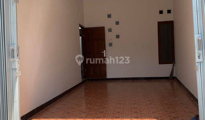 Rumah Cantik Bersih Terawat Siap Huni Di Area Premium Condong Catur Dekat Berbagai Kampus Dan Swalayan Pamela 6harga: 940 Juta [ Nego ]----------------------------------------legalitas: Shm Imbmaghnet Kawasan:-------------------------------dekat Kampus Up 2