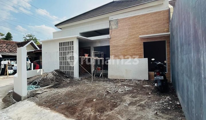 Rumah Baru Posisi Hook Di Jl. Godean Km 8, Sidokarto, Godean. 2