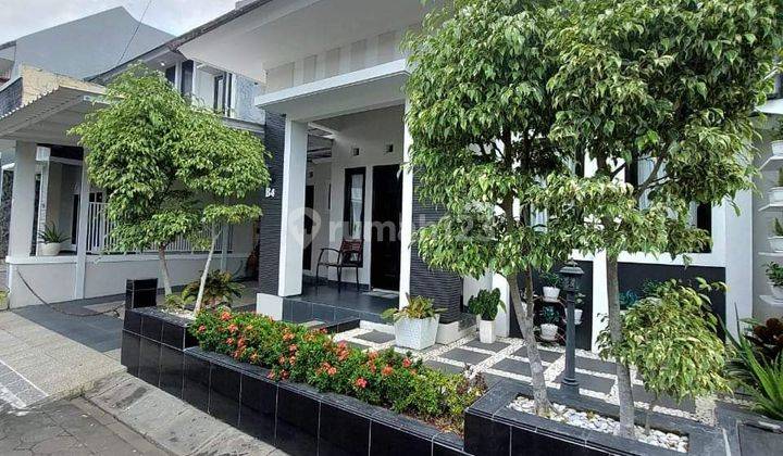 Rumah Mewah Strategis Fully Furnished Dalam Komplek Perumahan Elite Di Jalan Kaliurang Km 9 Ngaglik Sleman Yogyakarta. ✍️ Dalam Perumahan Elite✍️ One Gate System✍️ Satpam 24 Jam✍️ Akses Jalan Conblok Lebarharga: 1,7 Milyar (nego) ------------------------- 2