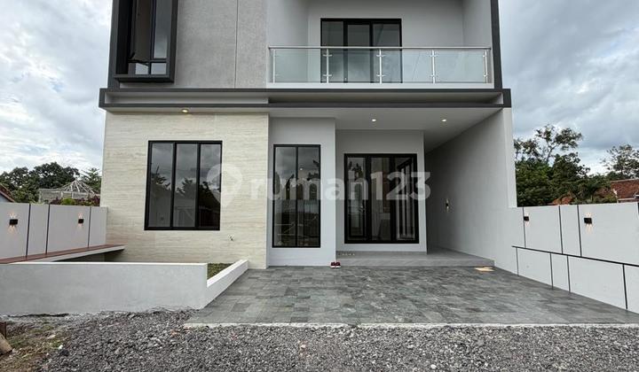 Rumah Baru Mewah Kontemporer Modern 2 Lantai Dalam Cluster 6 Unit di Maguwoharjo Depok Sleman Dekat Pasar Stan
