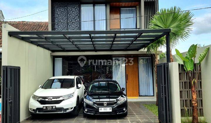 Rumah Mewah 2 Lantai Kontemporer Modern Fully Furnished Di Wedomartani Ngemplak Sleman Dekat Sd Model Harga: 1.895 Milyar [ Nego ]---------------------------------------------legalitas: Shm Pbgon Progres Finishingakses Jalan Aspal Lebartinggal Bawa Koperm 1