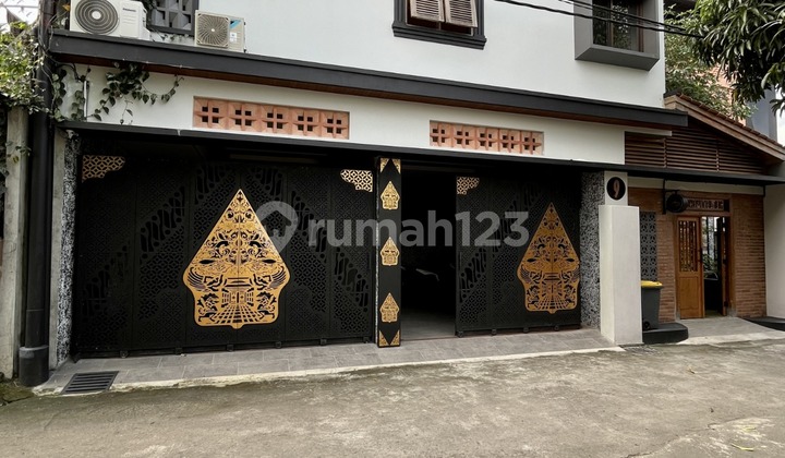 Luxury House with Karaoke Room and Rooftop Bar in Trihanggo Inside the West Ring Road Near Unisa Campus 2