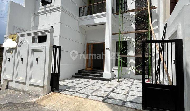 Rumah Baru Modern Klasik Super Cantik Mewah Area Premium Plemburan Jalan Kaliurang Km. 6 Dekat Ke Kampus Ugmakses Mudah Dan Dekatkawasan Premiumharga: 2.25 Milyar [ Nego ]-------------------------------------------legalitas: Shm Pbgspesifikasinya:-------- 2