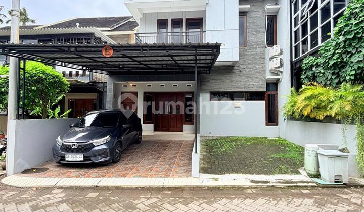 Luxurious 2-Story House in an Elite Gated Community Near Block O and Ambarukmo Plaza