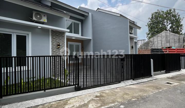 BEAUTIFUL NEW MODERN MINIMALIST HOUSE IN A HOUSING COMPLEX IN PURWOMARTANI KALASAN SLEMAN NEAR PAMELA 7 SUPERMARKET

Location:
Pesona Purwo Indah Housing Complex

Price: 832 Million [ Negotiable ]
----------------------------------------
Legality:
SHGB PT 
(Can be upgraded to SHM) 2