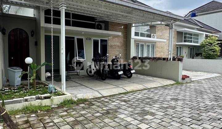 Rumah Cantik Unit Pojok Furnished dengan Kolam Renang Pribadi Dalam Cluster di Sidokerto Godean Sleman