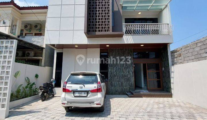 Rumah Mewah 2 Lantai Istimewa Di Jalan Palagan Dekat Hotel Hyatt Dan Monjali

harga: 1.8 Milyar [ Nego ]
------------------------------------------
legalitas: Shm Pbg

akses Mudah
lingkungan Nasionalis

maghnet Kawasan:
--------------------------------
de 2