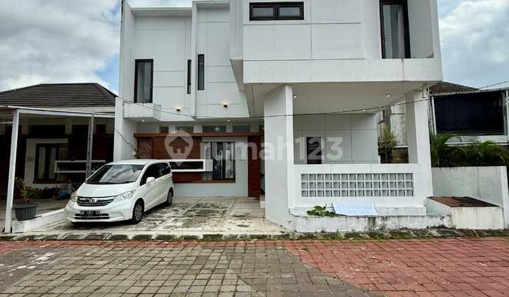 Open Plan Concept House in an Elite Housing Estate on Jalan Palagan Km 8 Sleman, Near Filosofi Kopi and Hotel Hyatt Palagan Open Plan Concept House in an Elite Housing Estate on Jalan Palagan Km 8 Sleman, Near Filosofi Kopi and Hotel Hyatt Palagan