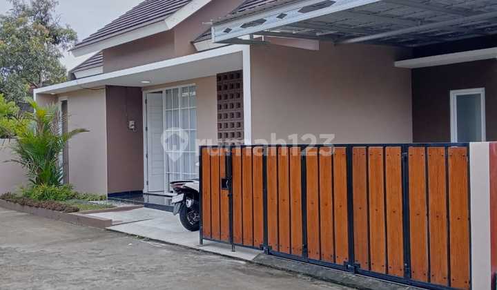 Rumah Cantik Estetik Modern - Istimewa di Purwomartani Kalasan Sleman Dekat Pemancingan Kadisoka Yogyakarta Harga: 790 Juta [ Nego ]--------------------------------------Legalitas: SHM Pbgmaghnet Kawasan:--------------------------------Dekat Spbu Kadisoka