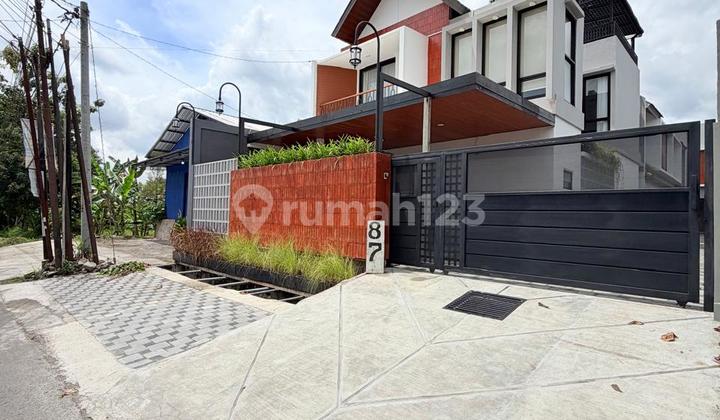 Super Premium‼️ Luxury 2-Story Premium House Fully Furnished With 3 Luxury Villa Units Including Private Pool on Palagan Road, Mlati, Sleman. New Building Ready to Live In. Strategic Location on the Edge of an Asphalt Road. Rarely Available Luxury Premium House with 3 Villas Including Private Pool Each. 2