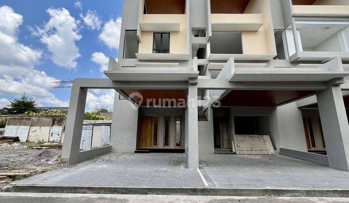 Rumah 4 Lantai Dengan Kolamm Renang di Demangan Caturtunggal Dekat UNY dan Amplaz

 1