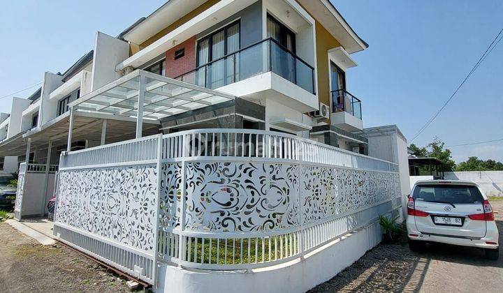 Rumah Mewah Hook Modern Istimewa - Harga Murah View Merapi Cantik Dalam Perumahan Elite Di Tirtomartani Dekat Bogem Kalasan

unit Hook
strategis Di Tepi Jalan Aspal
akses Jalan 6 Meter 2