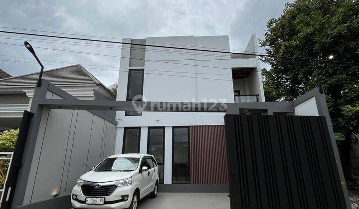 Rumah Mewah 2 Lantai Industrial Modern Fully Furnished Di Perumahan Sukoharjo Ngaglik Slemanharga: 1.69 Milyar [ Nego ]--------------------------------------------legalitas: Shm Pbgakses Jalan Simpanganfully Furnishedmaghnet Kawasan:---------------------- 1