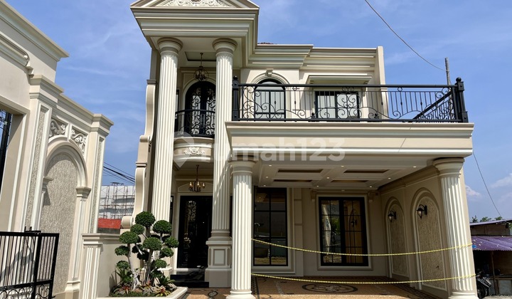 Mediterranean Luxury House in a Residential Area with Private Pool in Gamping Within Ring Road  
Land Area: 148 m²  
Building Area: 200 m²  
Number of Floors: 2  
Bedrooms: 4+1  
Bathrooms: 4+1  
Living Room, Family Room, Dining Room  
Kitchen, Carport for 2 Cars, Garden 2