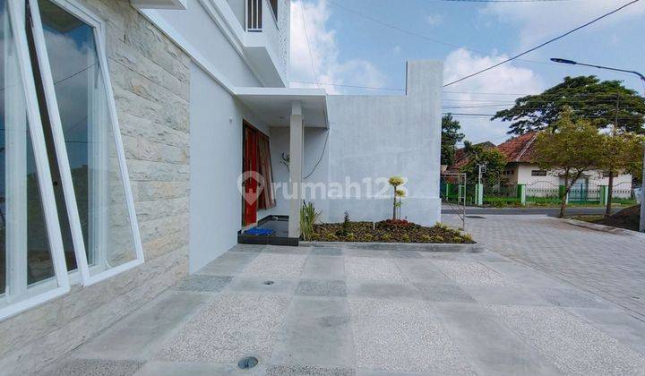 Rumah Baru Dalam Perumahan Di Jalan Godean Km 7 Sidoarum

luas Tanah : 100 M²
luas Bangunan : 108 M2
jumlah Lantai : 2
kamar Tidur : 3
kamar Mandi : 3

ruang Tamu, Ruang Keluarga, Ruang Makan
dapur, Carport, Taman, Balkon

lingkungan Sekitar
- Akses Jalan 2