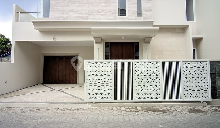  Rumah Mewah Luas Strategis Dalam Ringroad - Carport 3 Mobil. 2