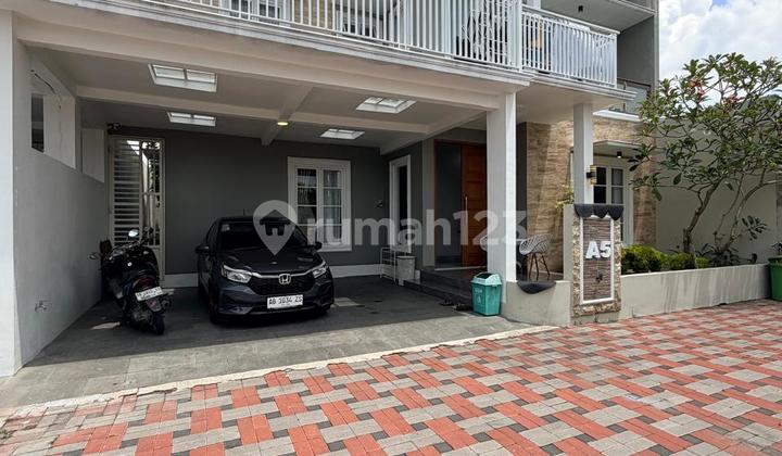Luxury 2-Storey Fully Furnished House with Spacious Balcony in a Cluster at Maguwoharjo Depok Sleman Near Stan Market
Price: 3.1 Billion [Negotiable]
------------------------------------------
Legality: SHM Imb
within a Cluster of 5 Units
wide road access 5 meters
environment
