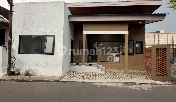 Kost Baru Coklat 9 Kamar Tidur di Jalan Kaliurang Km. 10 Ngaglik Sleman Dekat Kampus Uiiharga: 1.7 Milyar [ Nego ]-----------------------------------------Legalitas: SHM Pbg*Maghnet Kawasan:*Dekat Kampus Uii, Ugm