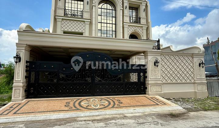 Grand 3-Story American Classic Modern Sultan-Style House in Banyuraden Gamping Sleman Near Al Azhar New [within West Ring Road] Price: 8.4 Billion (negotiable) ---------------------------------------- Legality: SHM PBG Access: Wide Asphalt Road Easy Access 100 Meters Away 2