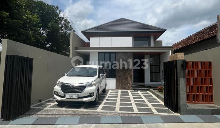 Modern Limasan Tropical Beautiful House with Extensive Land, Rice Field View, Asphalt Roadside on Kaliurang Km 10 Street, Near Gentan Market Modern Limasan Tropical Beautiful House with Extensive Land, Rice Field View, Asphalt Roadside on Kaliurang Km 10 Street, Near Gentan Market