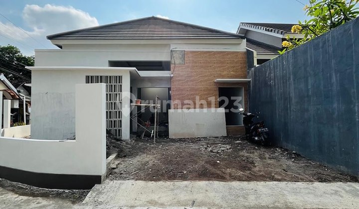 Rumah Baru Posisi Hook Di Jl. Godean Km 8, Sidokarto, Godean. Rumah Baru Posisi Hook Di Jl. Godean Km 8, Sidokarto, Godean.