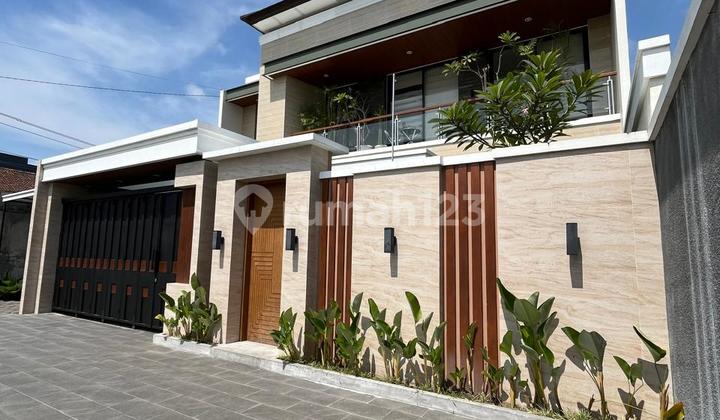 Rumah Mewah 2 Lantai Luas dengan Kolam Renang di Jalan Gito Gati Ngaglik