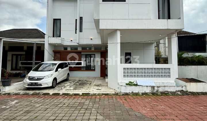 Open Plan Concept House in an Elite Housing Estate on Jalan Palagan Km 8 Sleman, Near Filosofi Kopi and Hotel Hyatt Palagan 2