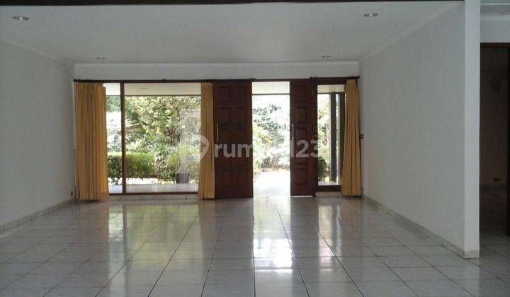 Rumah Dijual, Dengan 10 Carport Daerah Kemang 2