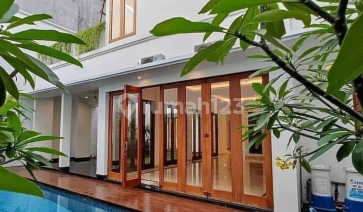 Js101 House for Sale in Pondok Indah With Swimming Pool ME011