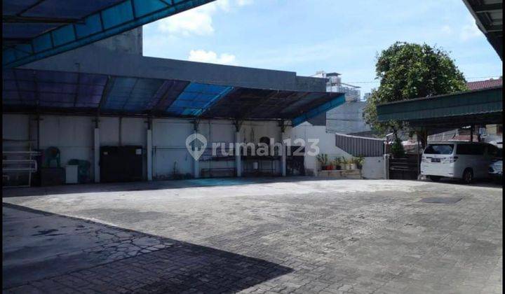 JS129 Rumah Di Tebet Dijual Dengan Carport 20 Mobil 2 Gate 1