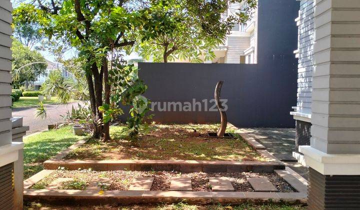 Rumah dua lantai siap huni harga di bawah pasaran depan taman 2