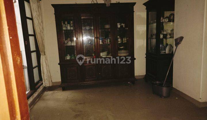 Di cepat rumah dua lantai butuh renovasi harga murah  2